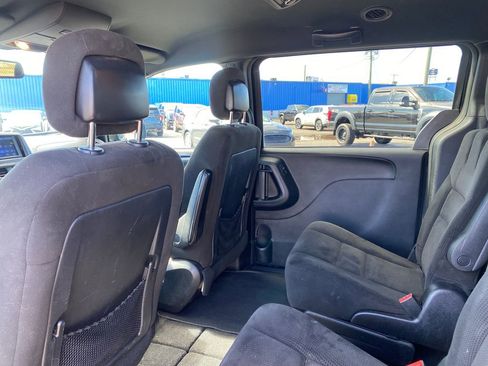 Used 2016 Dodge Grand Caravan SE image 12
