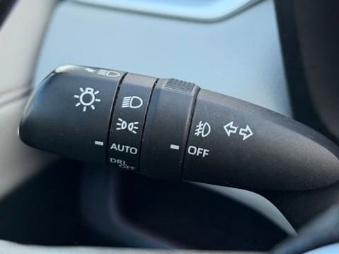 Used 2021 Toyota RAV4 Limited image 32