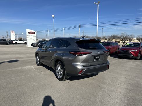Used 2026 Toyota Highlander Limited image 7