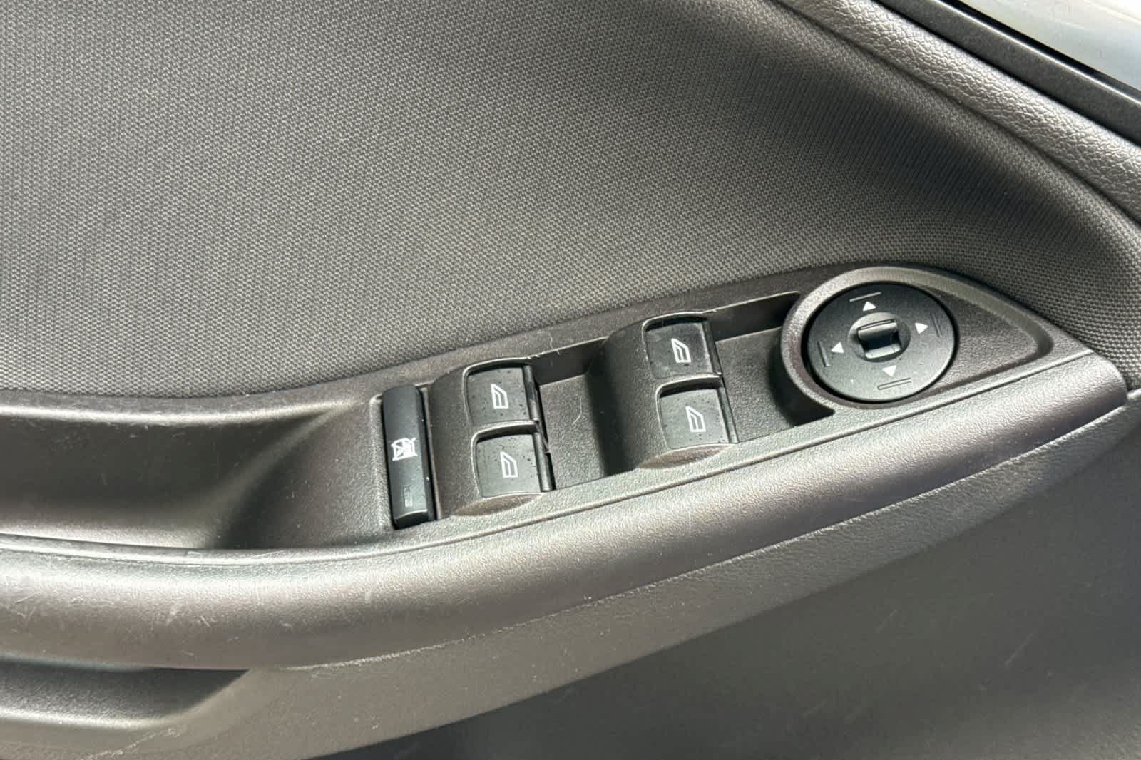 Used 2018 Ford Focus SE w/ Cold Weather Package FWD image 13