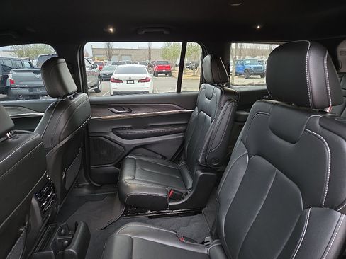 Used 2025 Jeep Grand Cherokee L Limited image 10