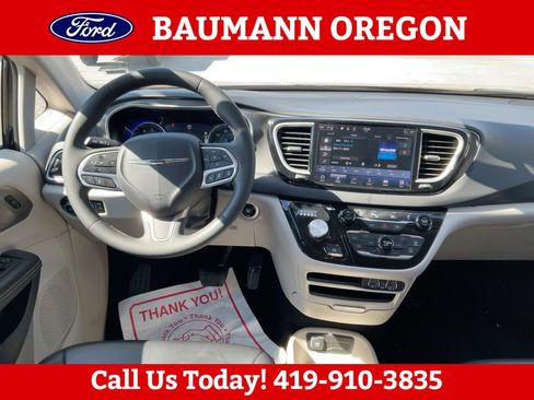 Used 2023 Chrysler Pacifica Touring-L FWD image 3