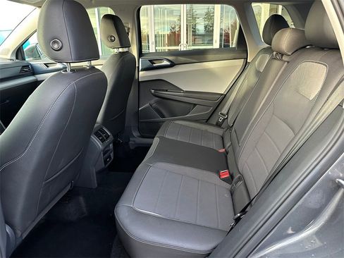 Used 2024 Volkswagen Taos SE image 15