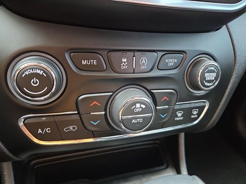 Used 2020 Jeep Cherokee Trailhawk w/ Technology Group image 41