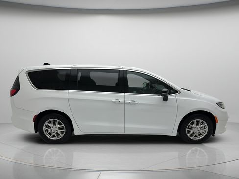 Used 2025 Chrysler Pacifica Select FWD image 6