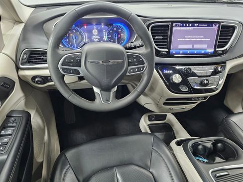 Used 2023 Chrysler Pacifica Touring-L image 17