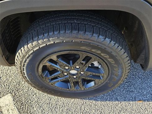 Used 2025 Jeep Grand Cherokee Laredo image 17