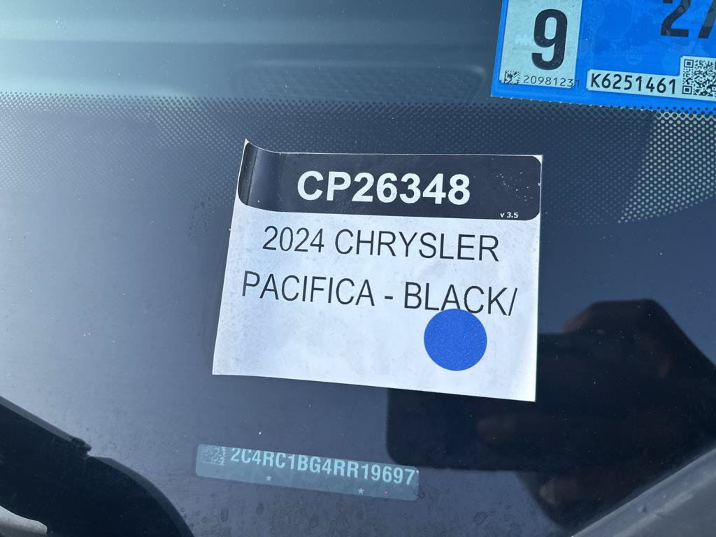 Used 2024 Chrysler Pacifica Touring-L FWD image 36