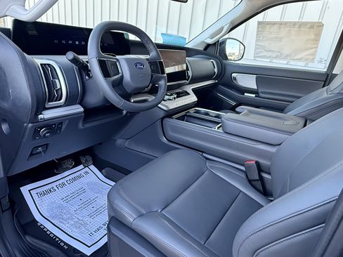 New 2025 Ford Expedition Active image 10