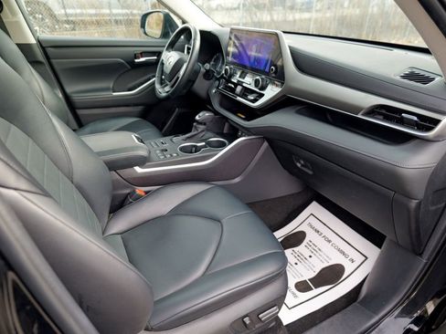 Used 2023 Toyota Highlander XLE image 32