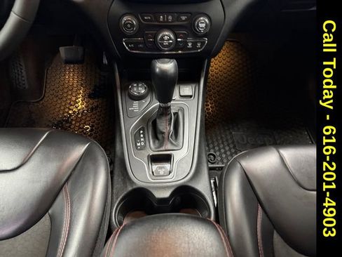 Used 2022 Jeep Cherokee Trailhawk image 14