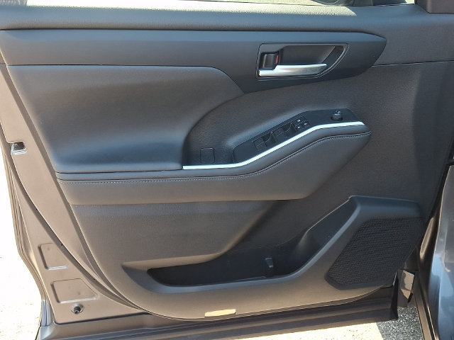 Used 2023 Toyota Highlander XLE AWD/4WD image 10