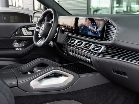 Used 2025 Mercedes-Benz GLS 63 AMG 4MATIC image 44