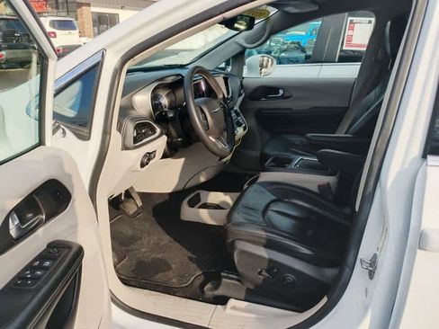 Used 2022 Chrysler Pacifica Touring-L image 7