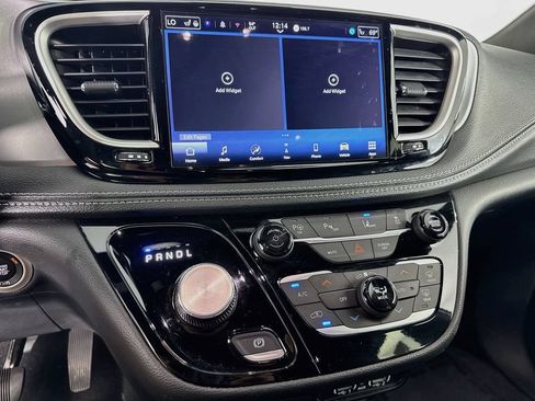 Used 2024 Chrysler Pacifica Limited FWD image 19
