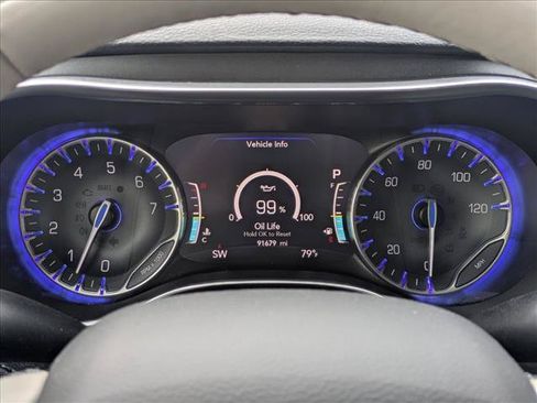 Used 2020 Chrysler Pacifica Limited FWD image 11