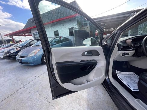 Used 2020 Chrysler Voyager Lxi FWD image 4