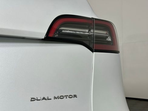 Used 2022 Tesla Model Y Long Range image 13