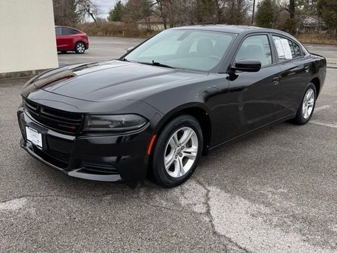 Used 2019 Dodge Charger SXT image 2