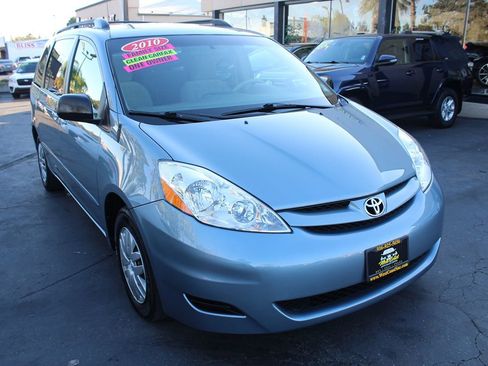 Used 2010 Toyota Sienna LE image 8