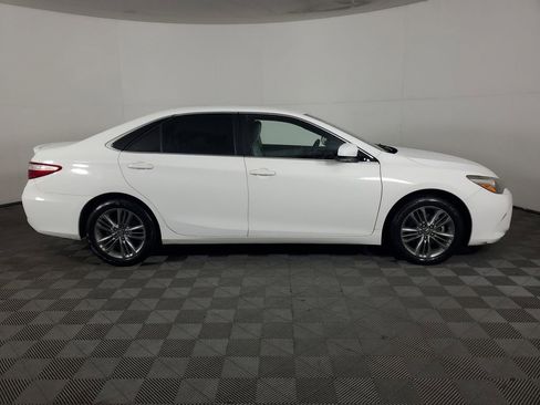 Used 2017 Toyota Camry SE image 3