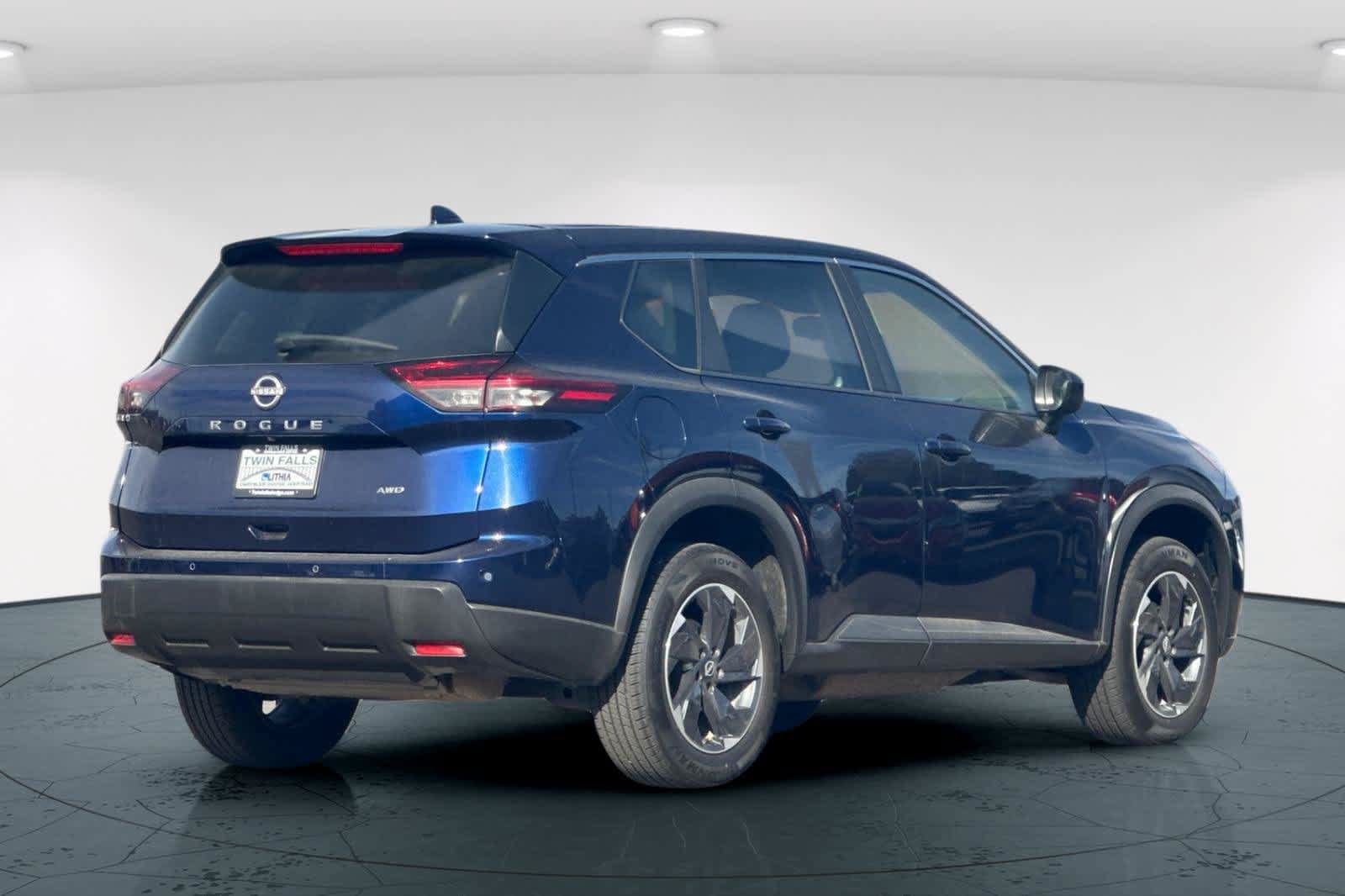Used 2025 Nissan Rogue SV AWD/4WD image 2