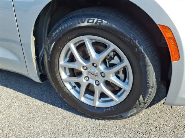 Used 2024 Chrysler Pacifica Touring-L FWD image 4