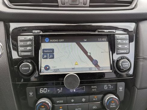 Used 2017 Nissan Rogue SL image 16