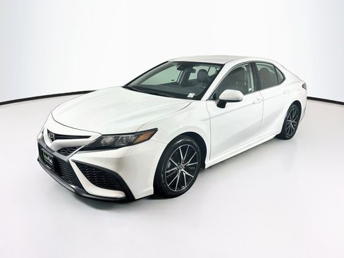 Used 2024 Toyota Camry SE FWD image 3