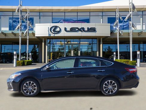 Used 2016 Toyota Avalon XLE Premium image 3