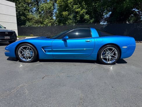 Used 2000 Chevrolet Corvette Coupe w/ Performance Handling Pkg RWD image 2