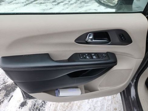 Used 2022 Chrysler Pacifica Touring-L image 9