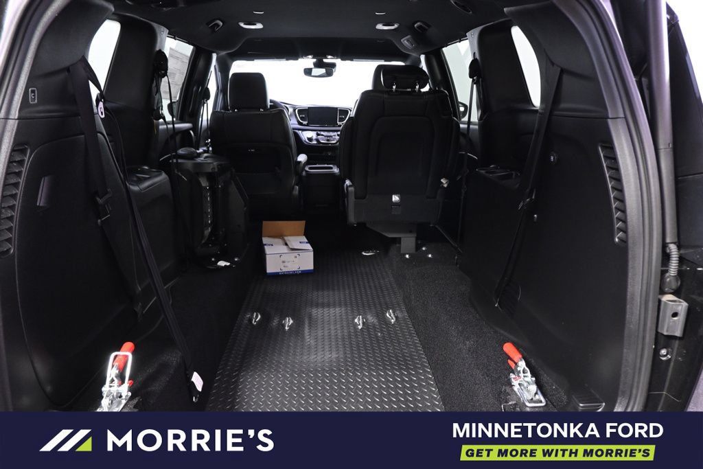 Used 2026 Chrysler Pacifica Select FWD image 21