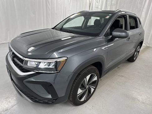 Used 2024 Volkswagen Taos SE w/ Panoramic Sunroof Package image 7