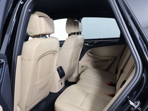 Used 2024 Porsche Macan AWD/4WD image 11