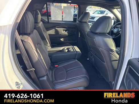 Used 2025 Honda Pilot Black Edition image 42