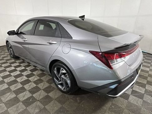 Used 2025 Hyundai Elantra Sport FWD image 4