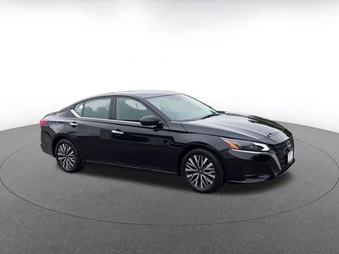 Used 2025 Nissan Altima 2.5 SV FWD image 2