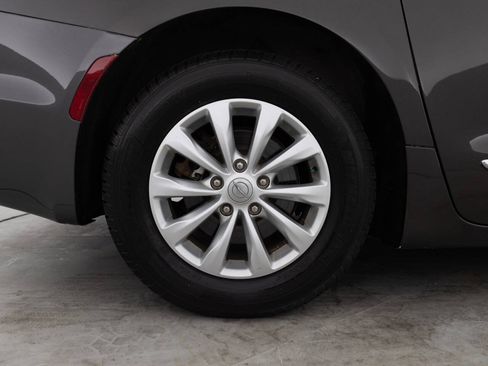 Used 2018 Chrysler Pacifica Touring-L w/ Premium Audio Group FWD image 19