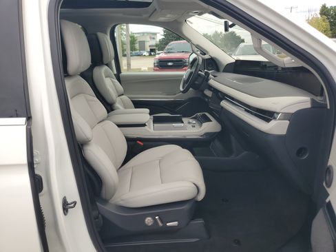 Used 2025 Lincoln Navigator Reserve AWD/4WD image 9