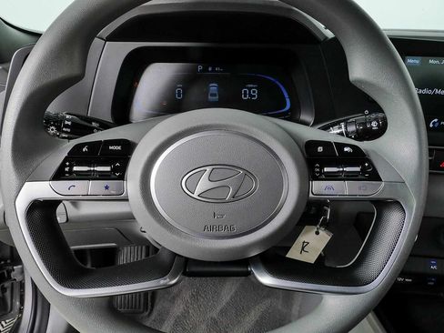 Used 2025 Hyundai Elantra SE FWD image 8