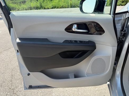 Used 2023 Chrysler Pacifica Limited FWD image 5