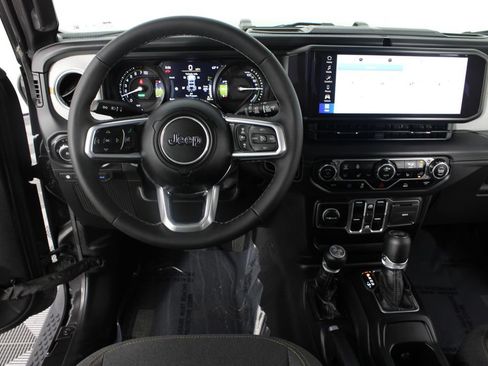 Used 2025 Jeep Wrangler Unlimited Sahara AWD/4WD image 10