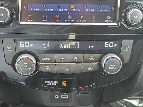 Used 2019 Nissan Rogue SV w/ Premium Package image 18