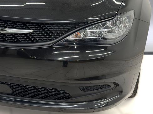 Used 2022 Chrysler Voyager LX FWD image 9