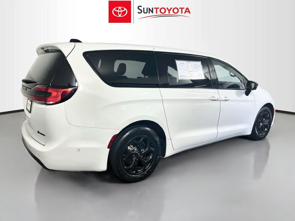 Used 2024 Chrysler Pacifica Limited FWD image 3