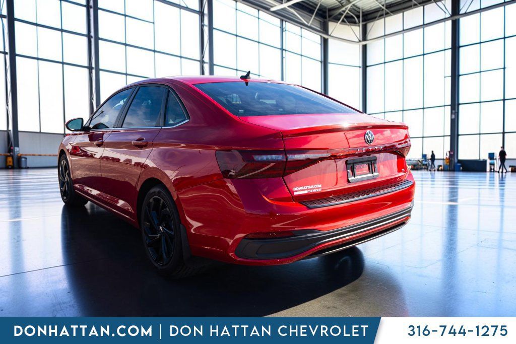 Used 2025 Volkswagen Jetta SE FWD image 32