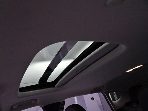 Used 2024 Chevrolet Trax LT w/ Sunroof Package FWD image 27