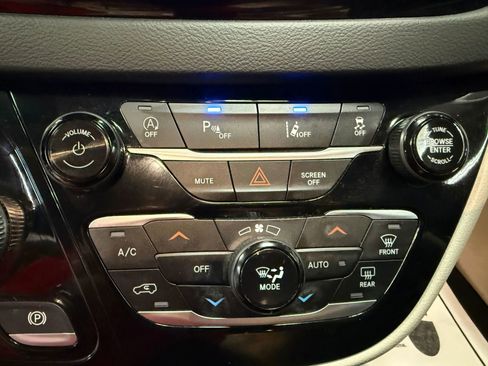 Used 2023 Chrysler Pacifica Touring-L image 50