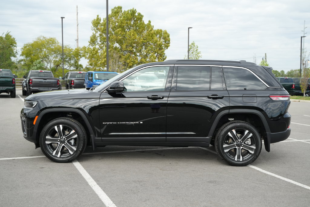 New 2027 Jeep Grand Cherokee Limited w/ MOPAR Finishing Package AWD/4WD image 4